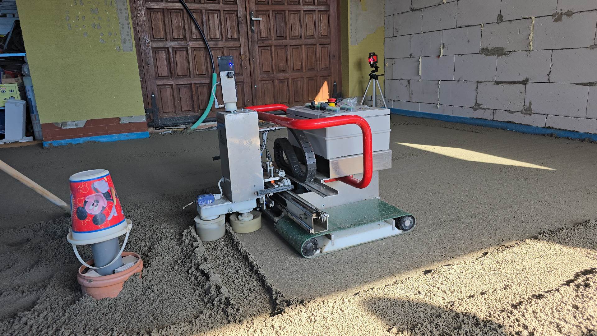 Robofloor robot, zarovnávající betonovou podlahu