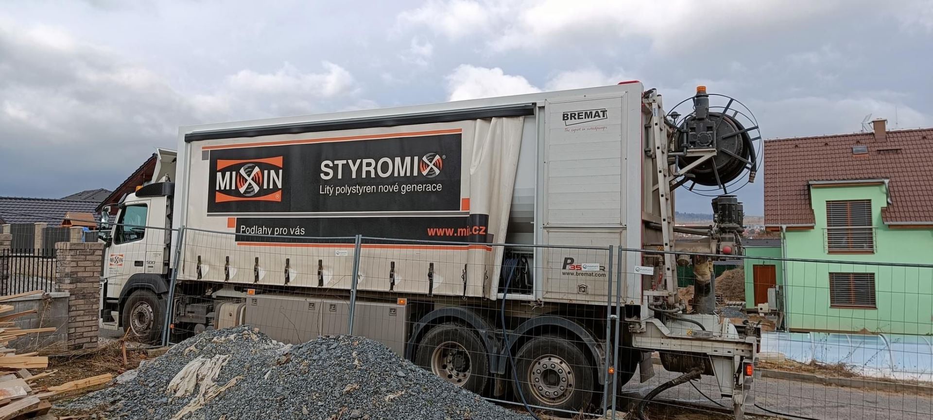 Styromixmobil stojící u domu