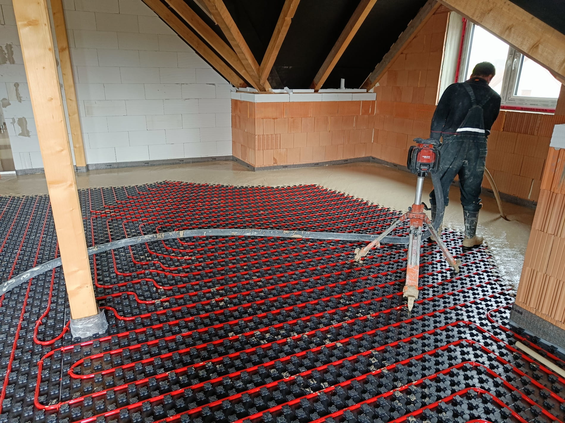 Realizace lité podlahy Mixfloor - podlahové vytápění
